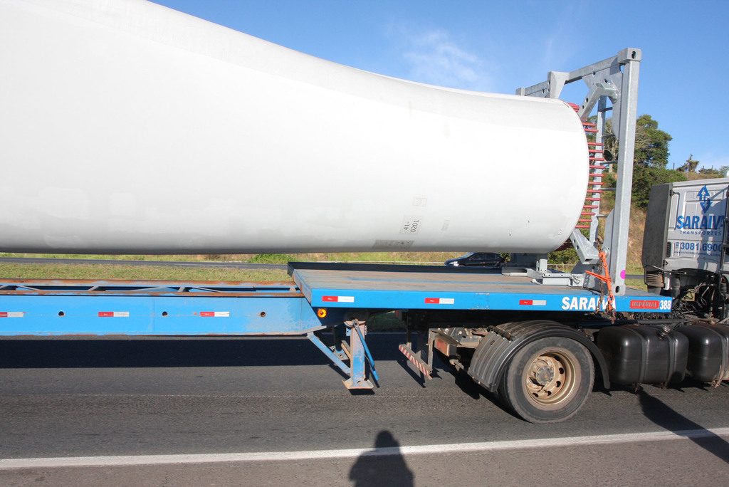 Wind turbine blade on an extended trailer